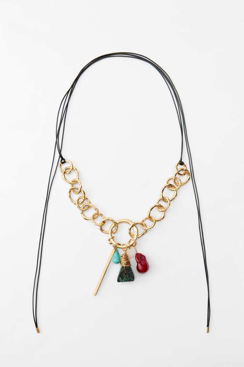 Collar combinado piedras charms de Zara 17,95 euros