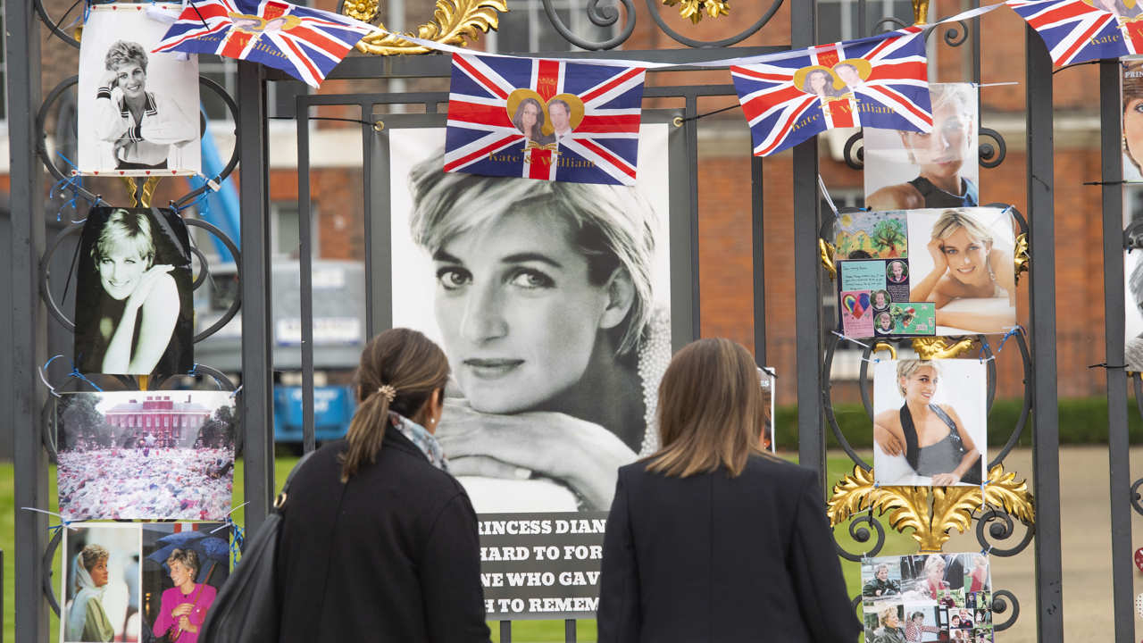 La puerta de la última casa de Diana en vida adornada con motivo del aniversario de su muerte en 2021 