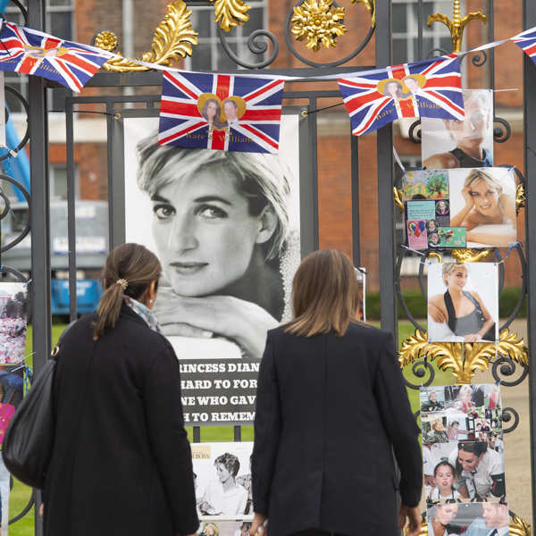 La puerta de la última casa de Diana en vida adornada con motivo del aniversario de su muerte en 2021 