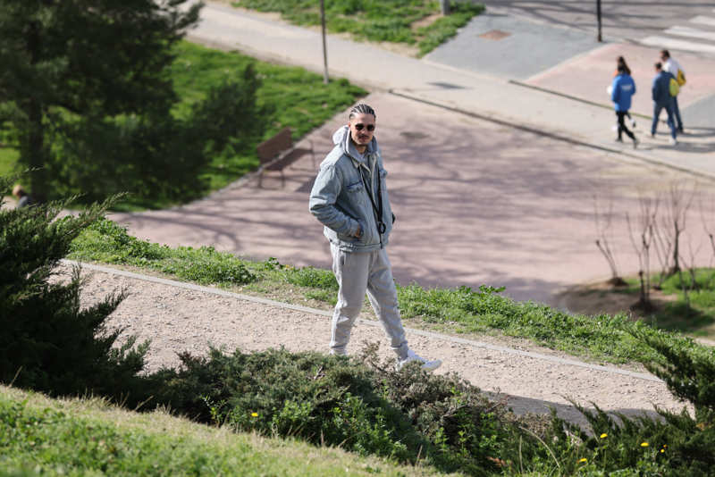 Carlo Costanzia paseando por Vallecas, Madrid. 