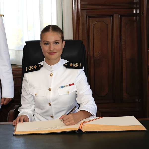 Leonor, Princesa de Asturias, firmando en el Libro de Honor de la Escuela Naval de Marín 