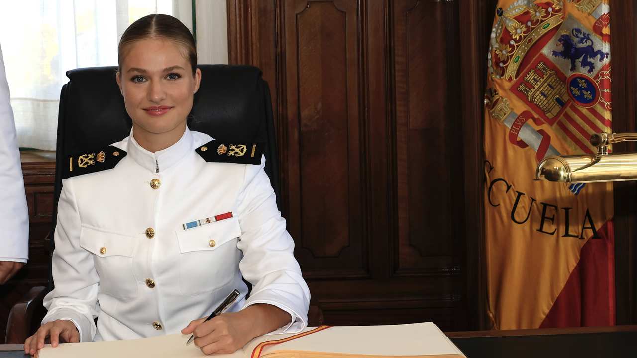 Leonor, Princesa de Asturias, firmando en el Libro de Honor de la Escuela Naval de Marín 