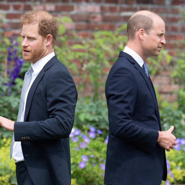 Harry y Guillermo en el acto público de la inauguración de la estatua de Diana de Gales