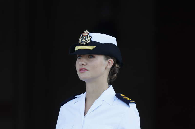 Leonor de Borbón en la Escuela Naval Militar de Marín con el uniforme de guardamarina 