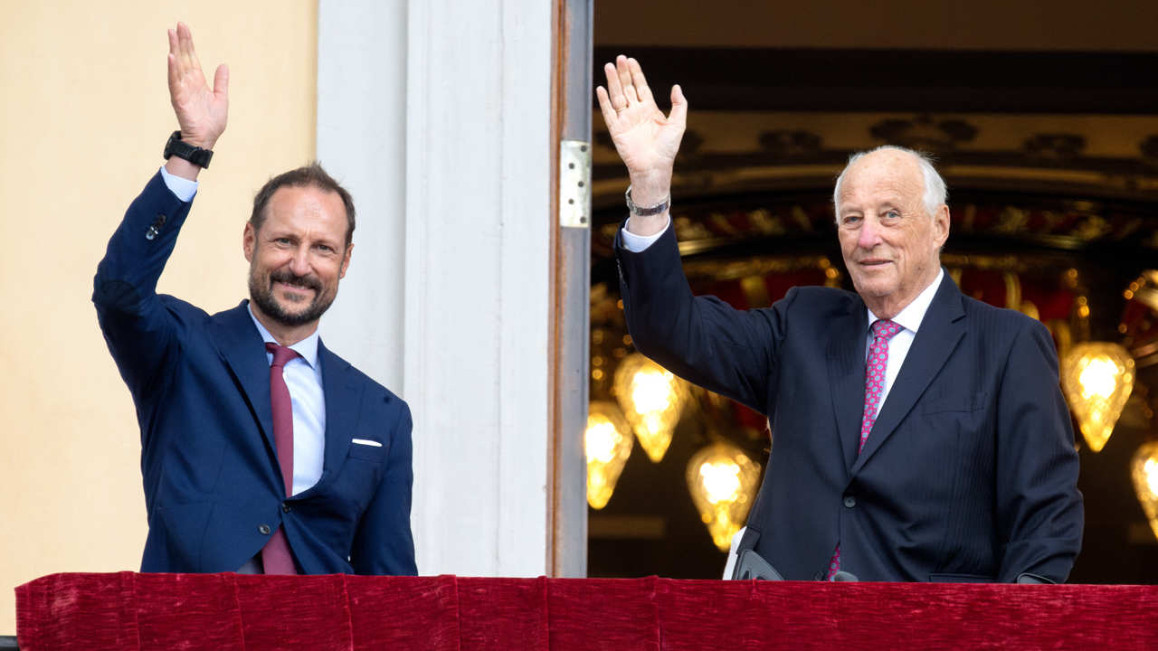 El Príncipe Haakon de Noruega junto a su padre, el Rey Harald