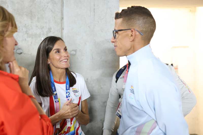 La Reina Letizia con el deportista  Yassine Ouhdadi El Ataby en los Juegos Paralímpicos de París