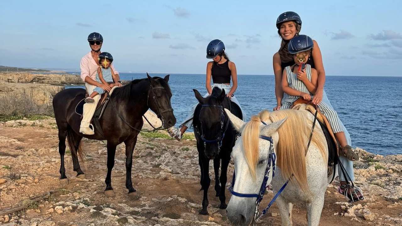 Las vacaciones familiares de David Bisbal y Rosanna Zanetti con sus hijos en Menorca: jet privado, paseo en caballo y hotel de lujo 