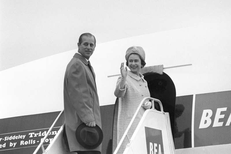 Isabel II y Felipe de Edimburgo en un avión de la compañía British Airways en 1967