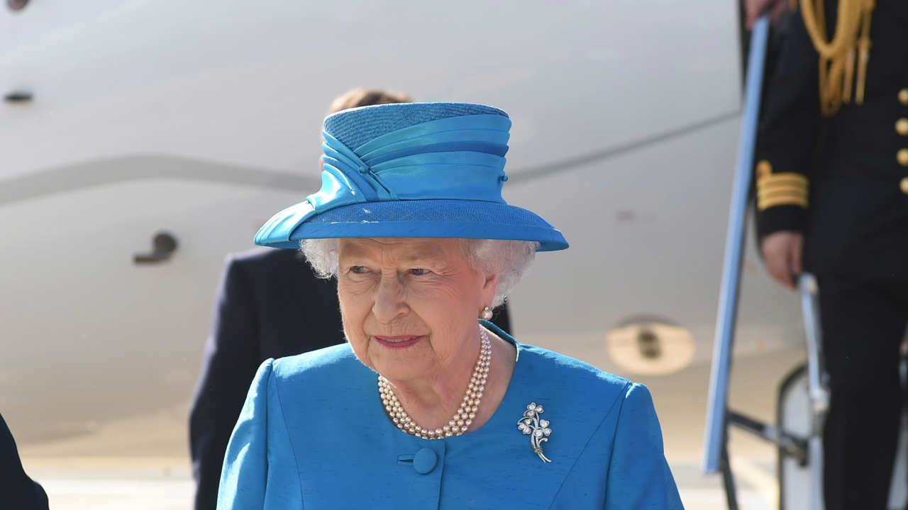 La reina Isabel II en un avión de British Airways en Belfast en 2014 