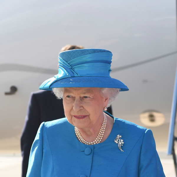 La reina Isabel II en un avión de British Airways en Belfast en 2014 