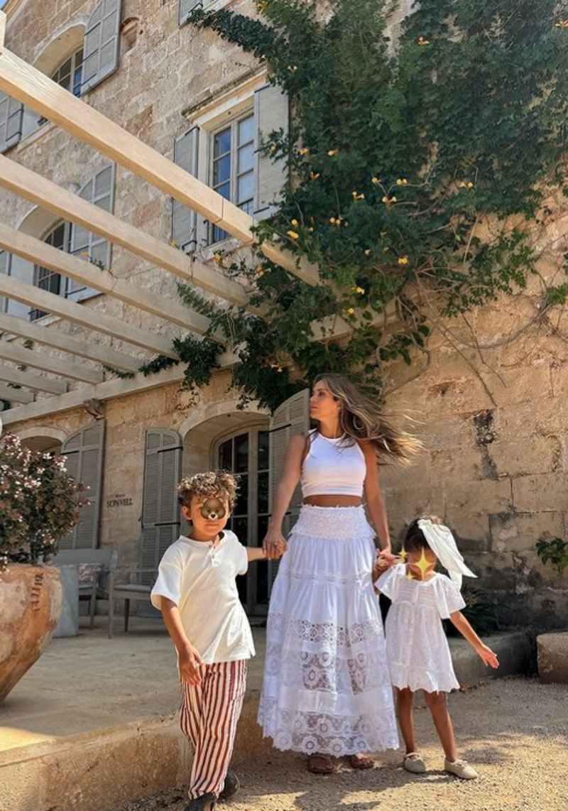 Rosanna Zanetti y sus hijos, Matteo y Bianca, en Menorca. 