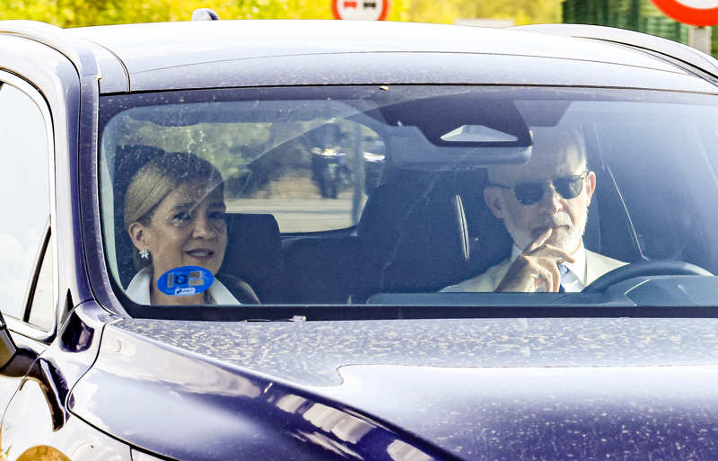 Felipe VI llegando acompañado de su hermana, Cristina de Borbón, a la boda de Victoria López-Quesada