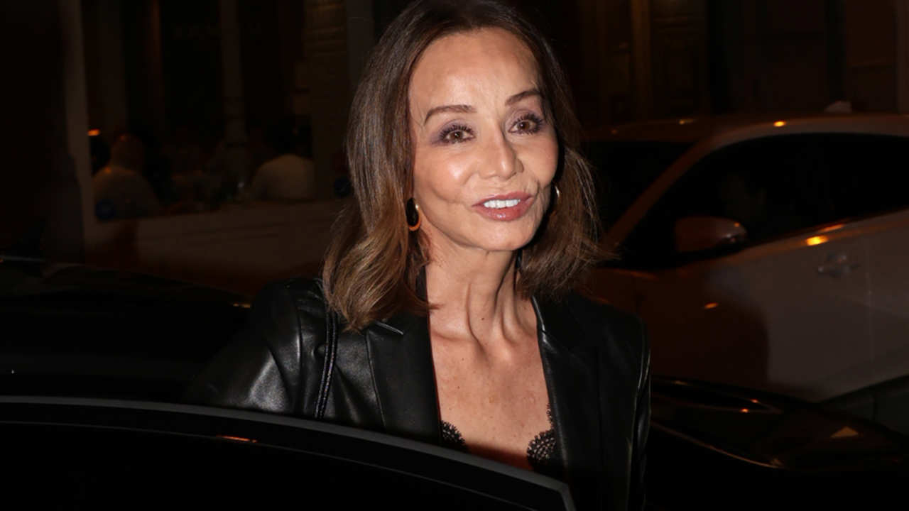 Isabel Preysler, entrando en un coche. 