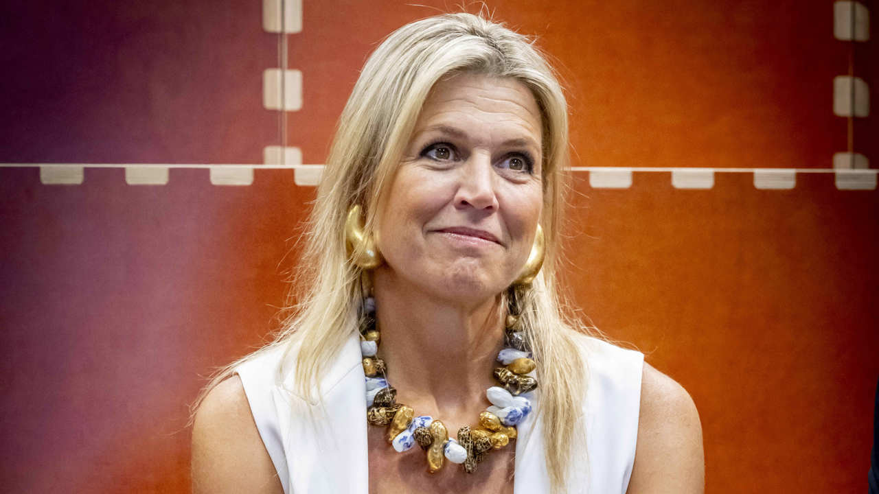 Máxima de Holanda sorprende con su look más original: collar de cacahuetes y el conjunto más favorecedor