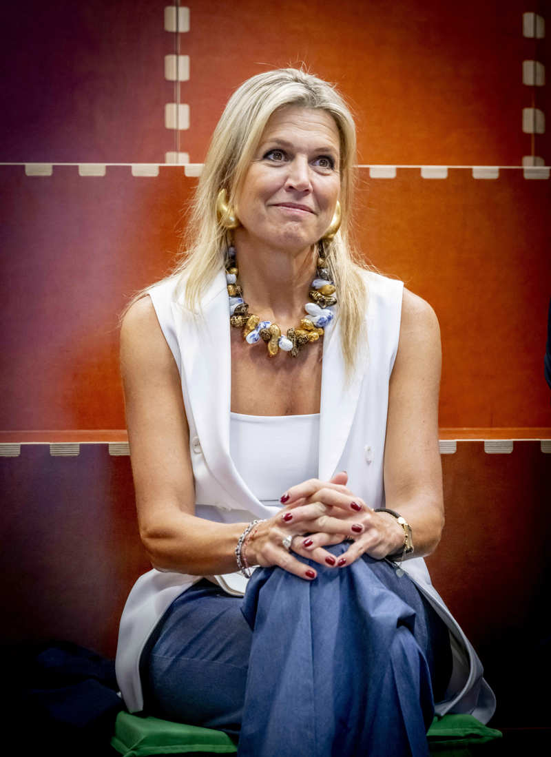 Máxima de Holanda sorprende con su look más original: collar de cacahuetes y el conjunto más favorecedor