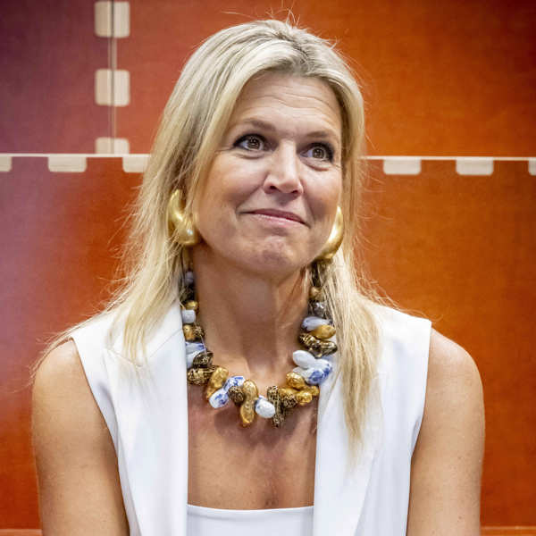 Máxima de Holanda sorprende con su look más original: collar de cacahuetes y el conjunto más favorecedor