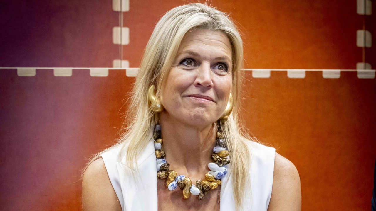 Máxima de Holanda sorprende con su look más original: collar de cacahuetes y el conjunto más favorecedor