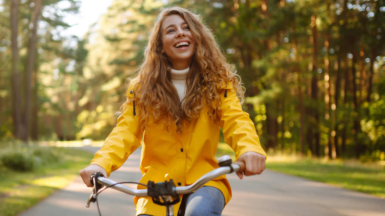 Chica con bicicleta.