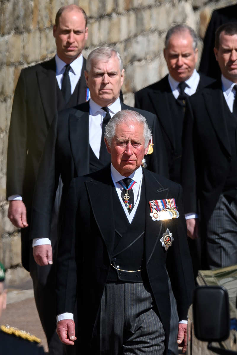 El Duque de York y el Rey Carlos III en el funeral de su padre el Duque de Edimburgo en 2021