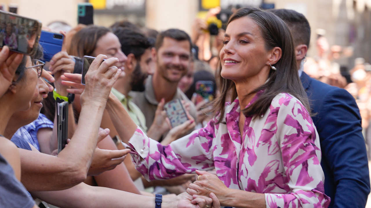 La Reina Letizia dándose un baño de masas en Barcelona