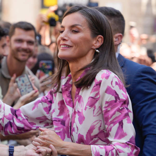 La Reina Letizia dándose un baño de masas en Barcelona