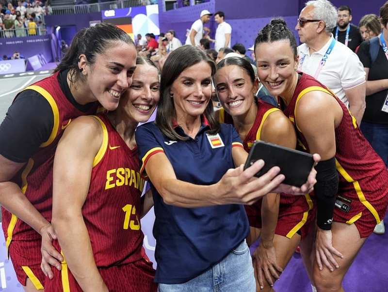 La Reina Letizia, junto al equipo de baloncesto español en los Juegos Olímpicos de París. 