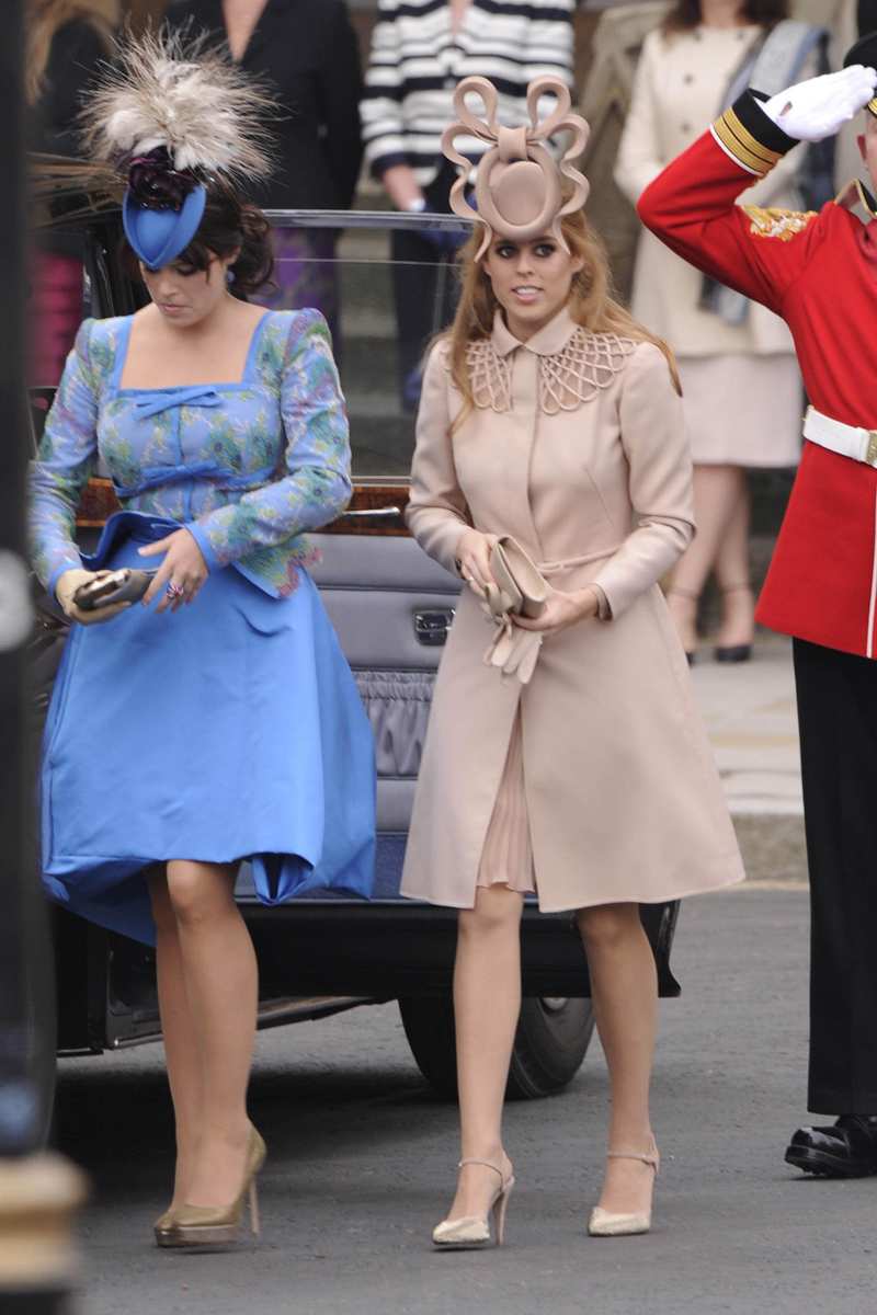 Beatriz de York luce un tocado de Philip Treacy en la boda de Kate Middleton y el Príncipe Guillermo