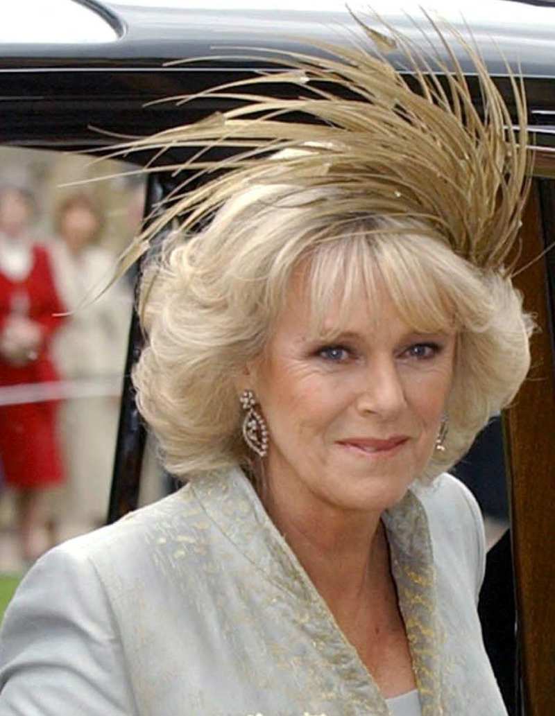 Camilla Parker Bowles con su tocado de Philip Treacy 