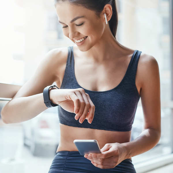 Chica con una smartwatch.