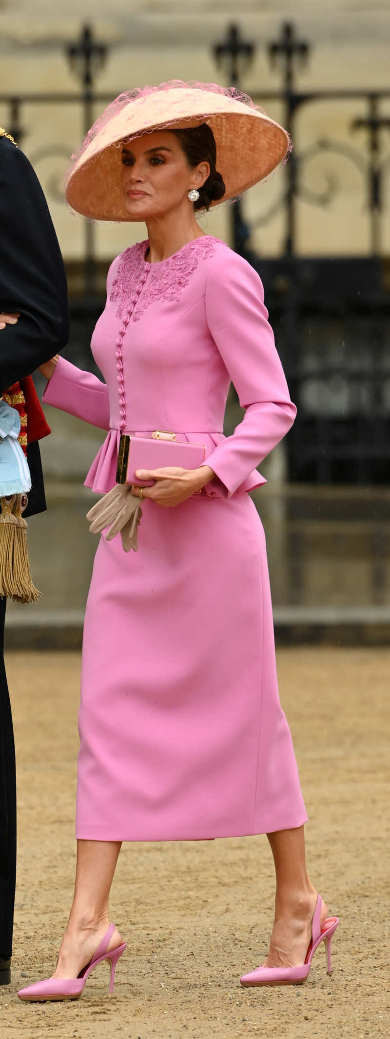 La Reina Letizia y su tocado de Philip Treacy en la coronación del Rey Carlos III