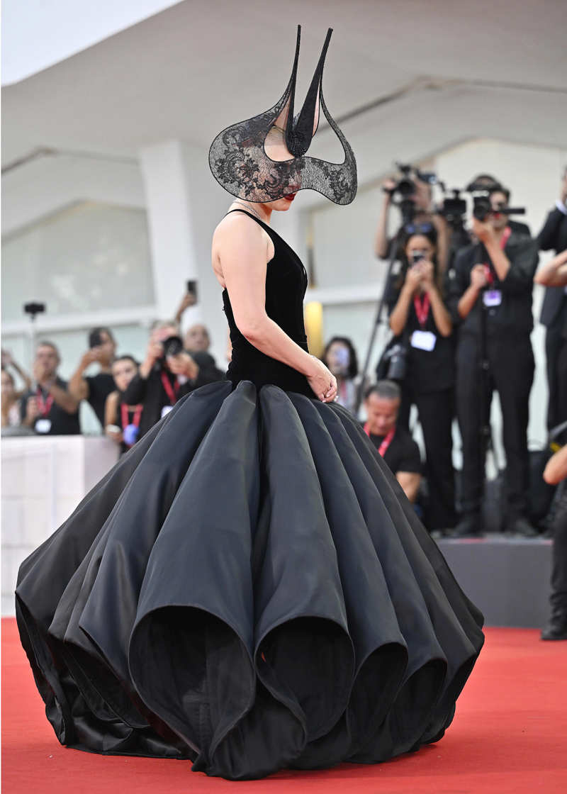 Lady Gaga arrasa en la Mostra de Venecia con un vestido de Dior y un tocado de archivo de Philip Treacy