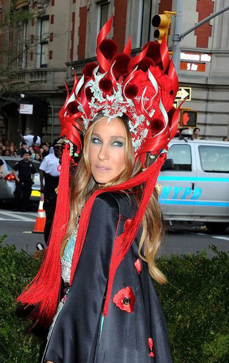 Sarah Jessicah Parker asiste a la Met Gala 2015 con un tocado de Philip Treacy 