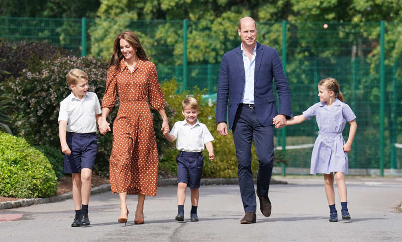 Los príncipes de Gales y sus hijos llevando a sus hijos al colegio. 