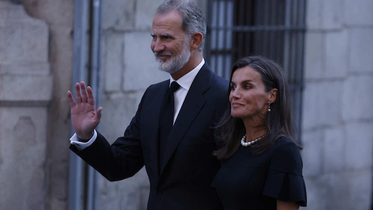 El Rey Felipe y la Reina Letizia, en el funeral de Juan Gómez-Acebo. 