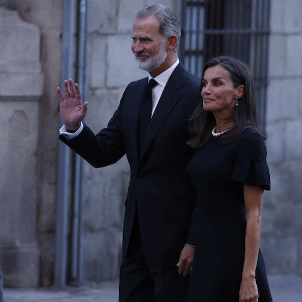 El Rey Felipe y la Reina Letizia, en el funeral de Juan Gómez-Acebo. 