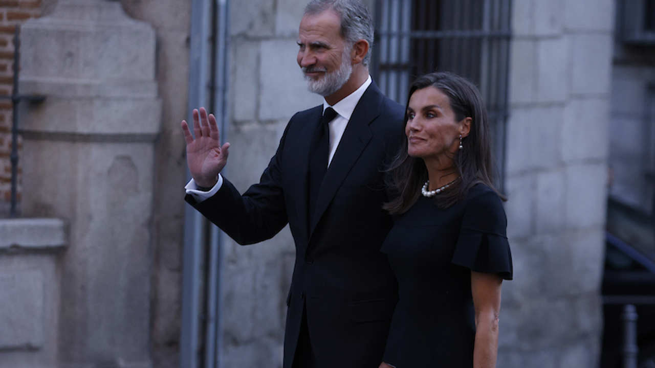 El gesto de los Reyes, Felipe y Letizia, en el funeral de Juan Gómez-Acebo