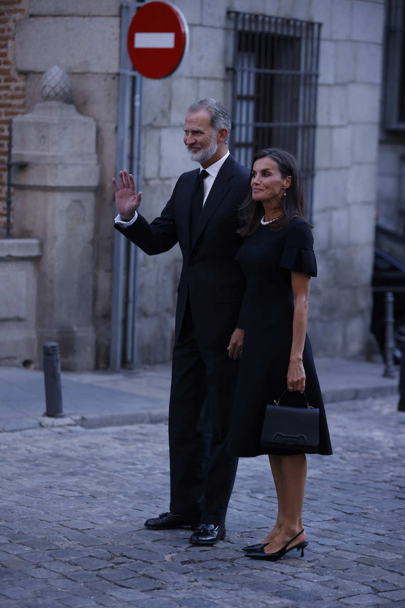 El Rey Felipe y la Reina Letizia, en el funeral de Juan Gómez-Acebo. 