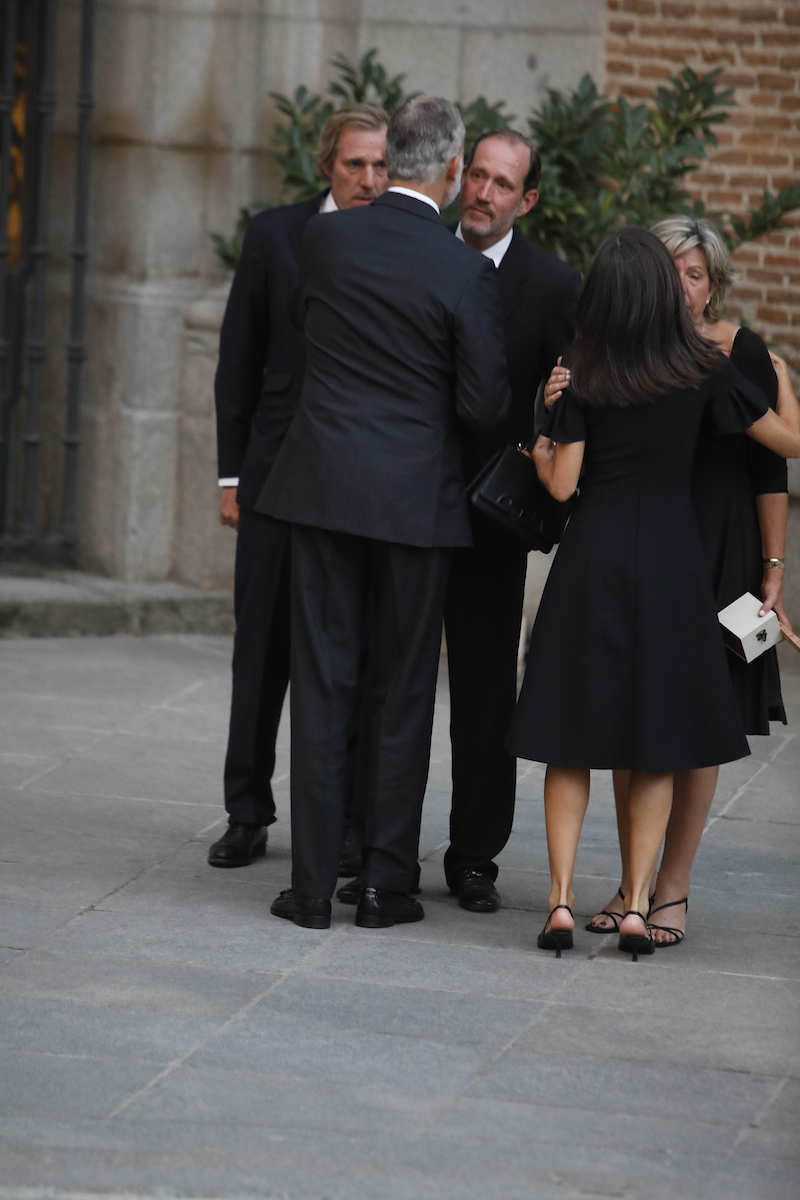 Los Reyes, Felipe y Letizia, llegan al funeral de Juan Gómez-Acebo.