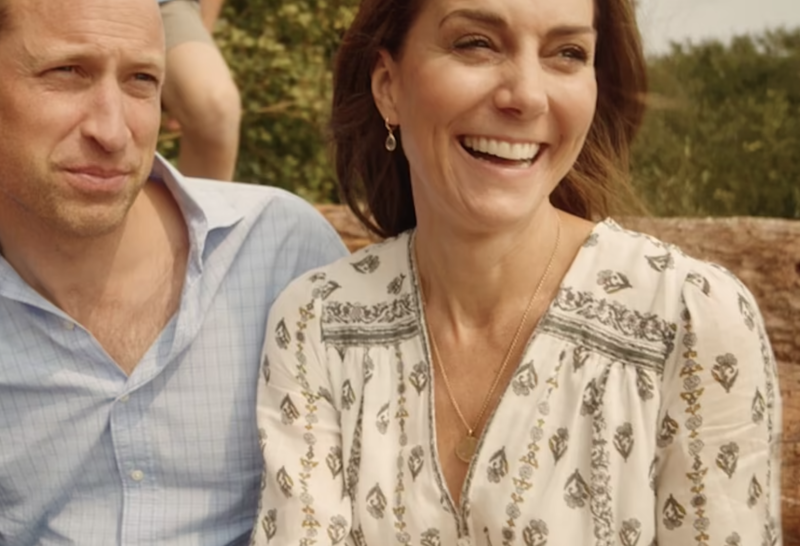 Kate Middleton luciendo un collar en honor a sus tres hijos