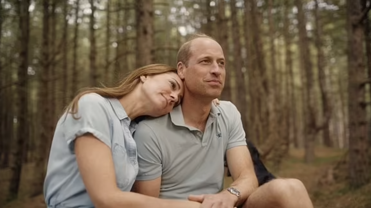 Kate Middleton y el Príncipe Guillermo en un bosque