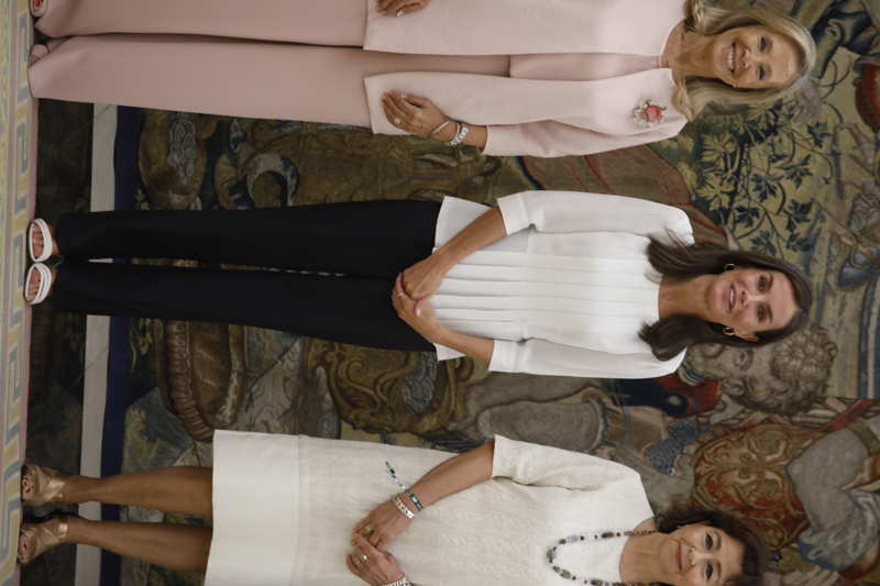 La Reina Letizia desempolva de su armario la blusa plisada más todoterreno que vuelve a ser tendencia este otoño  