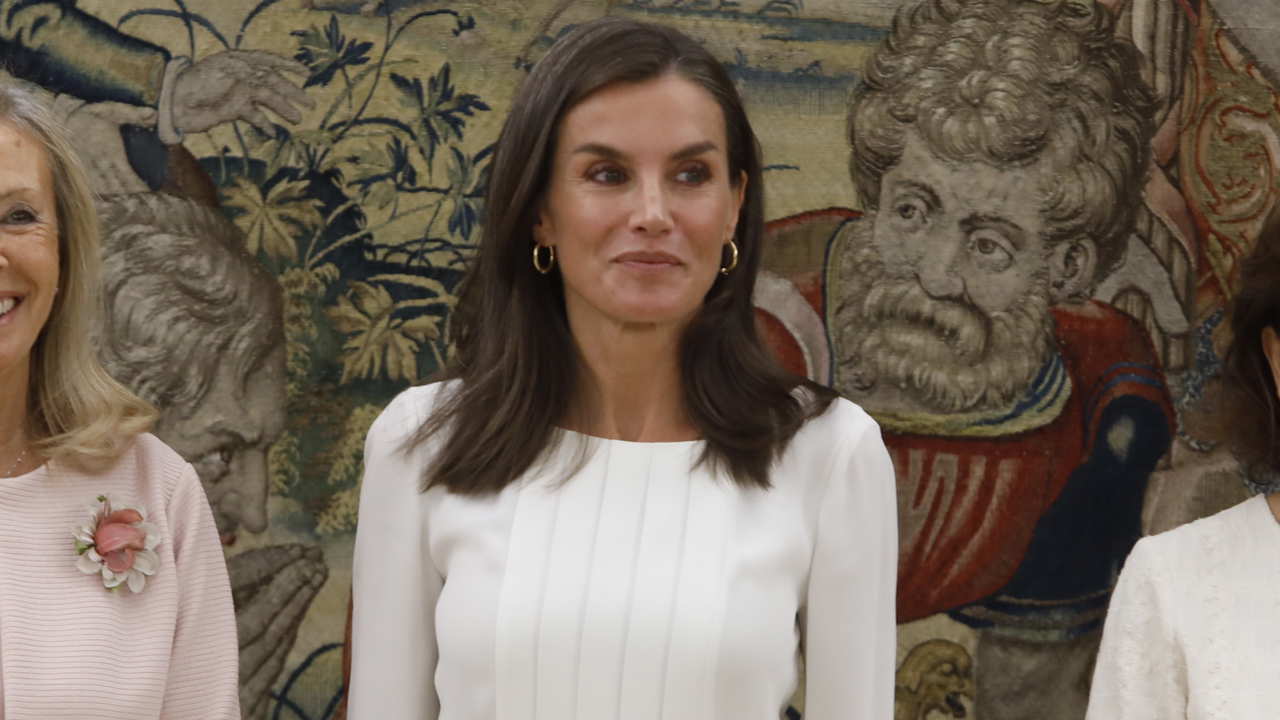 La Reina Letizia desempolva de su armario la blusa plisada más todoterreno que vuelve a ser tendencia este otoño  