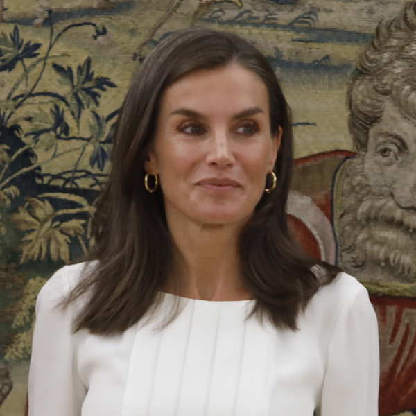 La Reina Letizia desempolva de su armario la blusa plisada más todoterreno que vuelve a ser tendencia este otoño  