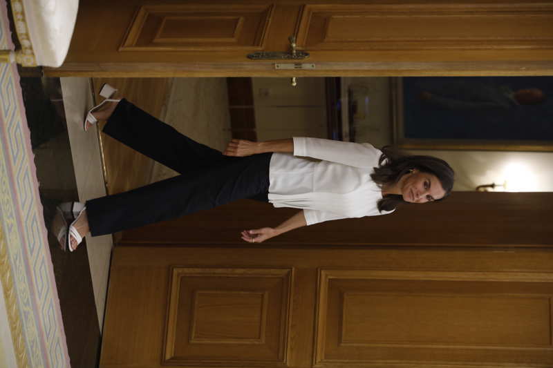 La Reina Letizia desempolva de su armario la blusa plisada más todoterreno que vuelve a ser tendencia este otoño  