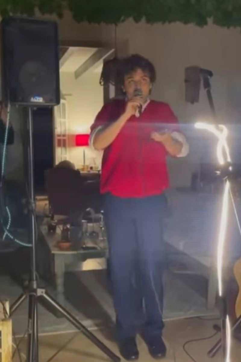 Lucas, el hijo de Beatriz Cortázar, sorprende a su madre en su boda. 
