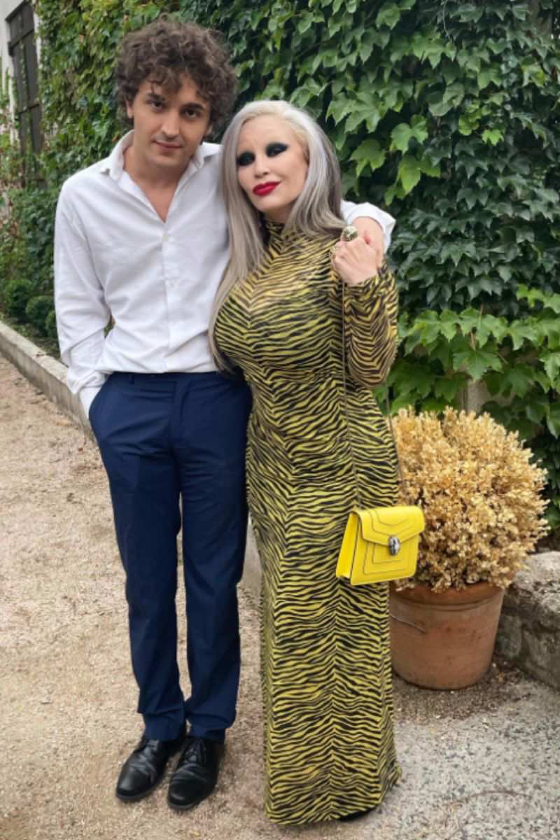 Lucas, hijo de Beatriz Cortázar, y Alaska en la boda de la periodista. 