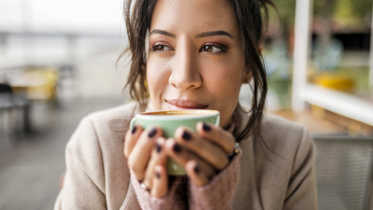 Mujer con café