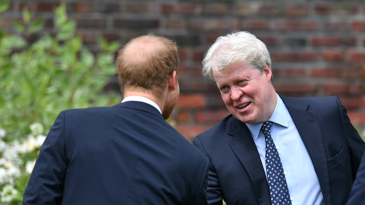 El Príncipe Enrique saludando a su tío el IX Conde Spencer, Charles, en 2021