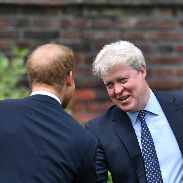 El Príncipe Enrique saludando a su tío el IX Conde Spencer, Charles, en 2021