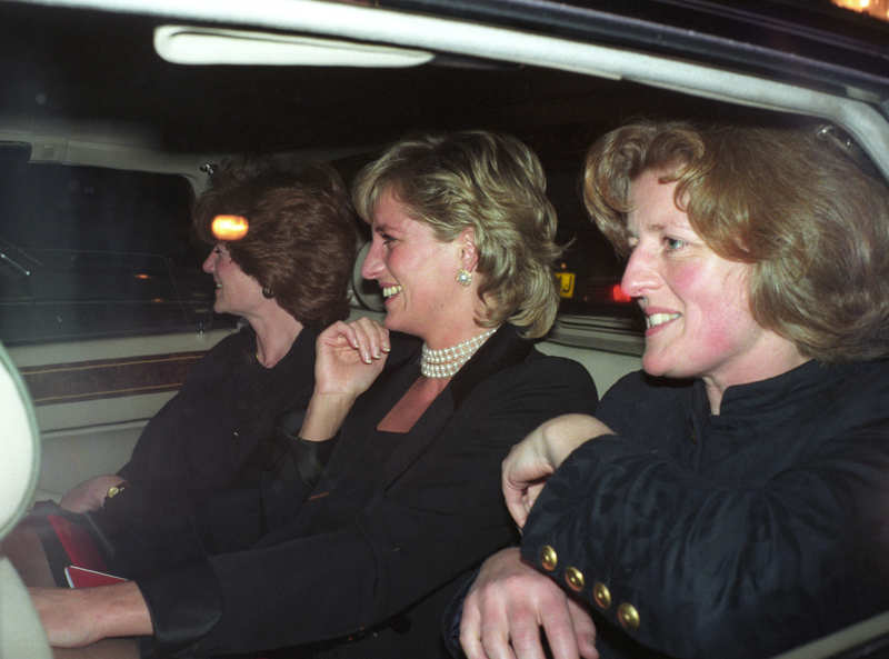 Lady Di compartiendo coche con sus hermanas en 1995